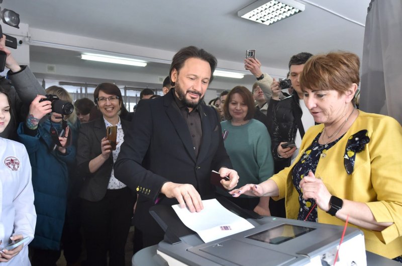 Певец Стас Михайлов проголосовал в Омске и спел на избирательном участке песню.