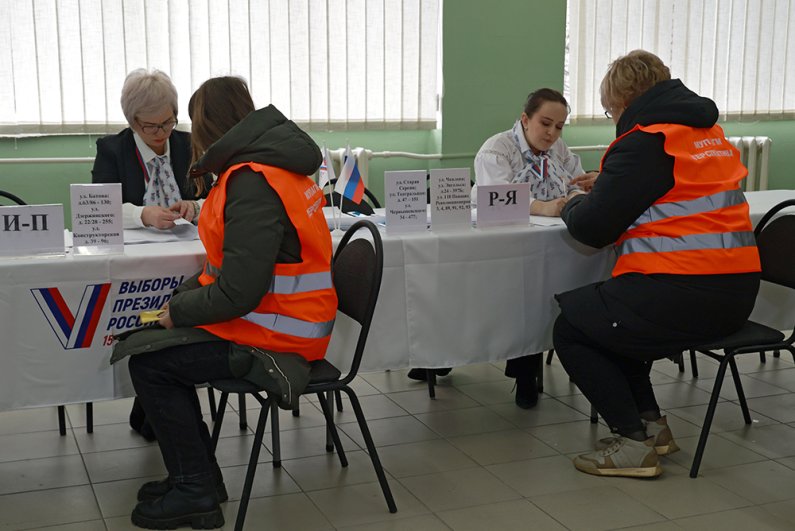 Сотрудники коммунальной службы голосуют на выборах президента России на избирательном участке в Макеевке.