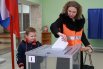Сотрудники коммунальной службы голосуют на выборах президента России на избирательном участке в Макеевке.
