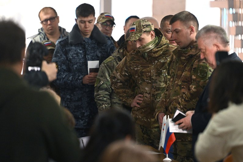 На избирательном участке в Луганске.