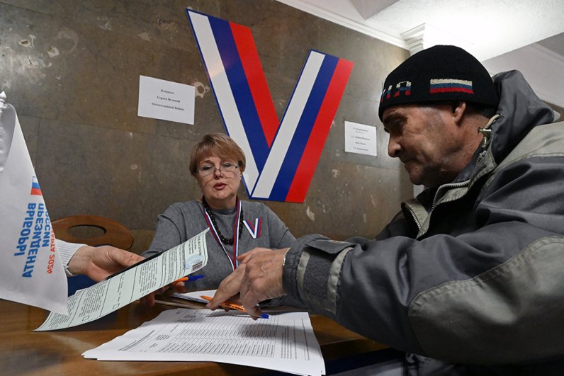 На избирательном участке в Луганске.