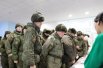 Одними из первых проголосовали военнослужащие Юргинского гарнизона. Полным составом солдаты и офицеры пришли на избирательный участок к его открытию.