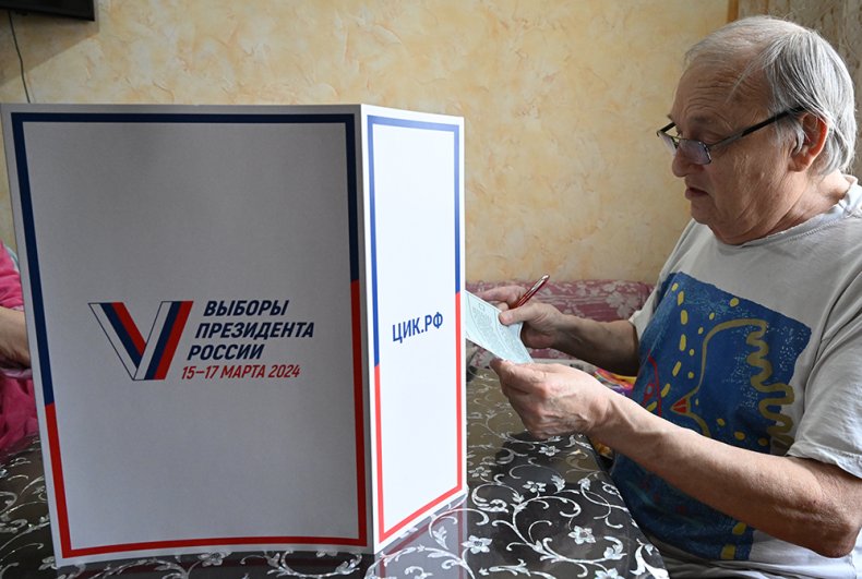  Мужчина голосует во время выездного голосования на дому на выборах президента России в Луганске.