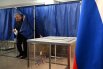Первый заместитель председателя комитета Государственной Думы РФ по делам СНГ, евразийской интеграции и связям с соотечественниками Виктор Володацкий голосует на выборах президента России на избирательном участке в Луганске.
