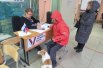 На избирательных участках в Центральном районе кемеровчане голосуют не только всей семьей, но и вместе с домашними питомцами.