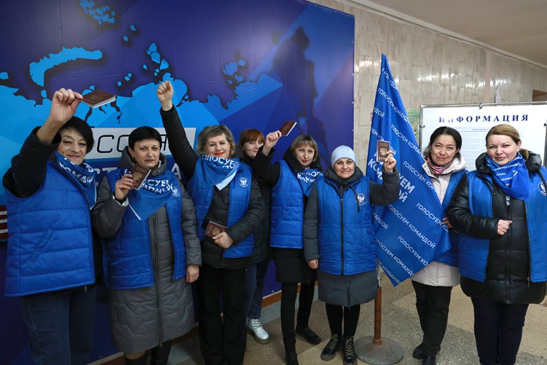 Сотрудники почтовой службы на выборах президента России на избирательном участке в Макеевке.