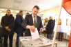 Глава Краснодара Евгений Наумов голосует на своем избирательном участке.