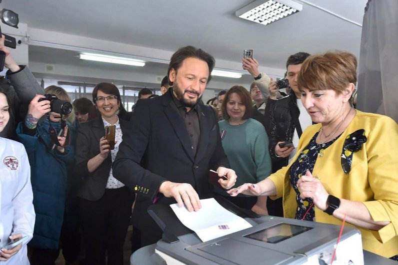 Стас Михайлов проголосовал и спел на избирательном участке в Омске.