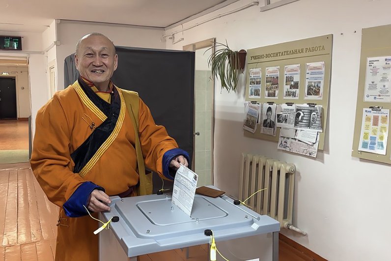 Глава Буддийской традиционной Сангхи России Пандито Хамбо лама Аюшеев в Республике Бурятия проголосовал на выборах Президента России.