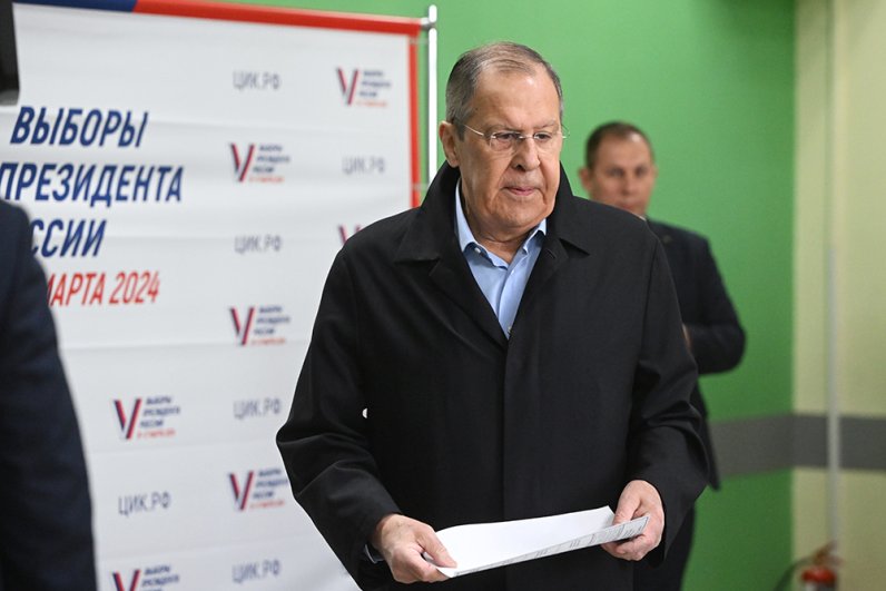 Министр иностранных дел РФ Сергей Лавров голосует на выборах президента России на избирательном участке в Москве.