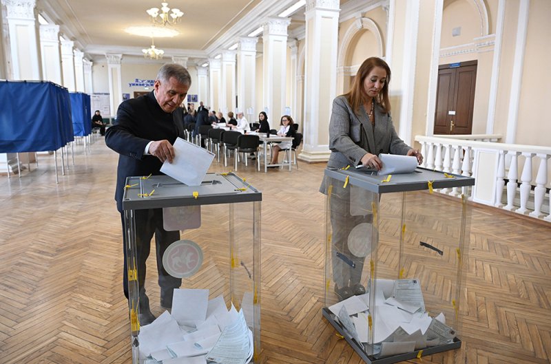 Глава Республики Татарстан Рустам Минниханов с супругой Гульсиной голосуют на выборах президента России на избирательном участке.