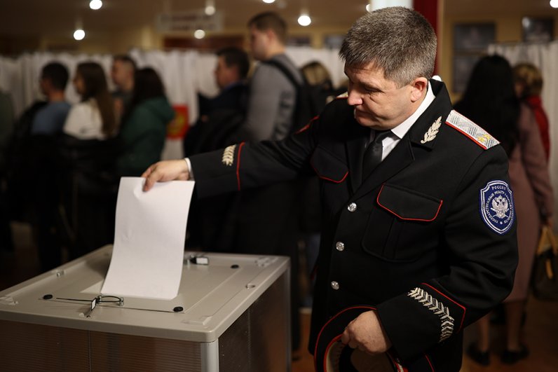 Атаман Кубанского казачьего войска Александр Власов принимает участие в голосовании на выборах президента России в Краснодаре.