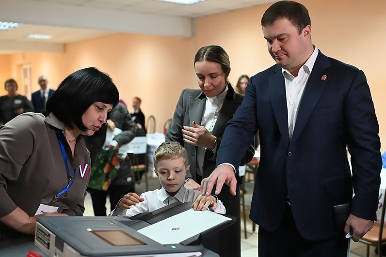 Губернатор Омской области Виталий Хоценко с семьей принимают участие в голосовании на выборах президента России.