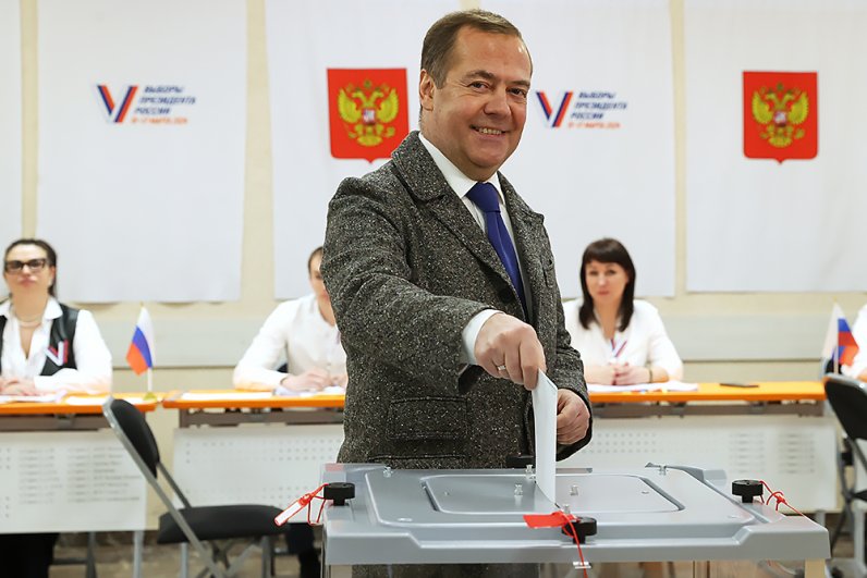 Заместитель председателя Совета безопасности РФ Дмитрий Медведев голосует на выборах президента России.