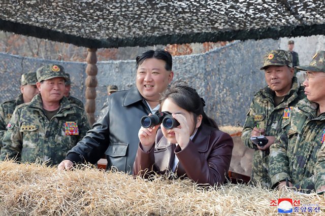 Ким Чен Ын вместе с дочерью на учениях десанта КНДР