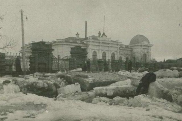 Иртышская набережная сейчас, а была улица Береговая. На крыше дома виден часовой.