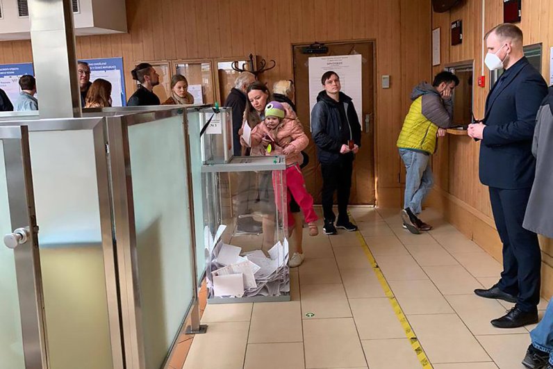 Голосование на выборах президента России 2024 на избирательном участке посольства России в Чехии.