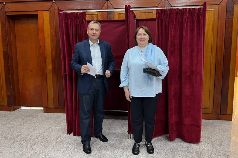 Голосование на выборах президента России 2024 на избирательном участке посольства России в Кувейте.