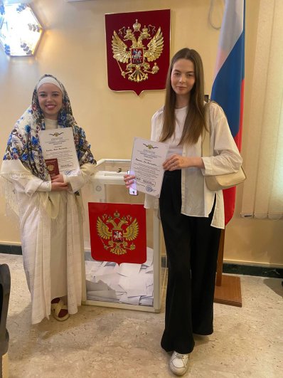 Голосование на выборах президента России 2024 на избирательном участке посольства России в Катаре.