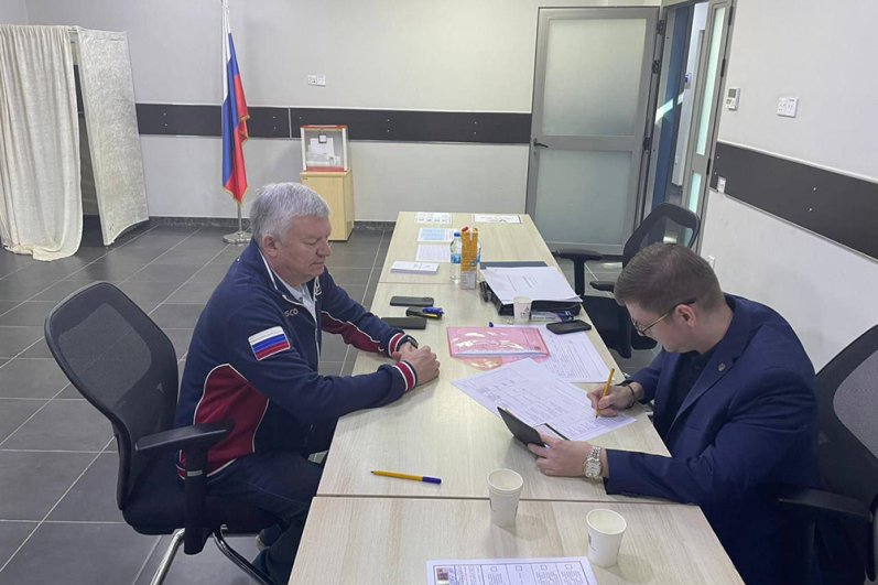 Голосование на выборах президента России 2024 на избирательном участке посольства России в Ираке.