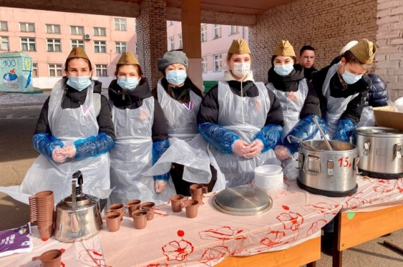 В Улан-Удэ на избирательных участках угощают солдатской кашей.