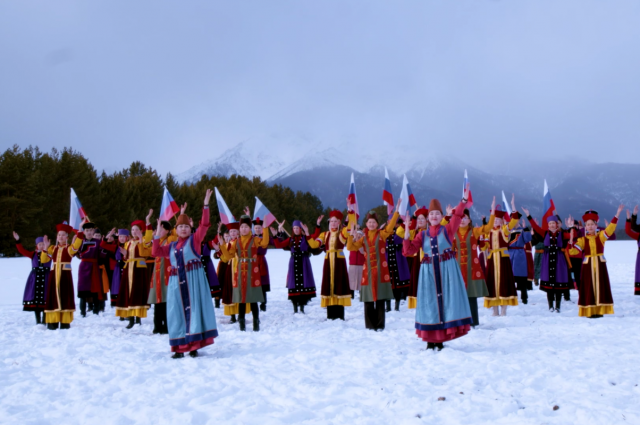 Молодёжь Курумканского района устроила у подножия Баргузинских хребтов праздничный флешмоб