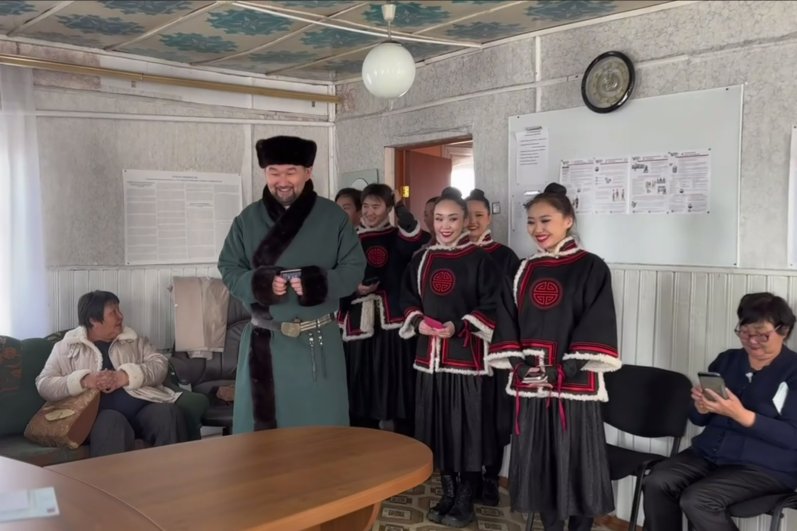 В Тункинский район Бурятии с гастролями приехал народный студенческий ансамбль «Байкальские волны» и тоже проголосовал.