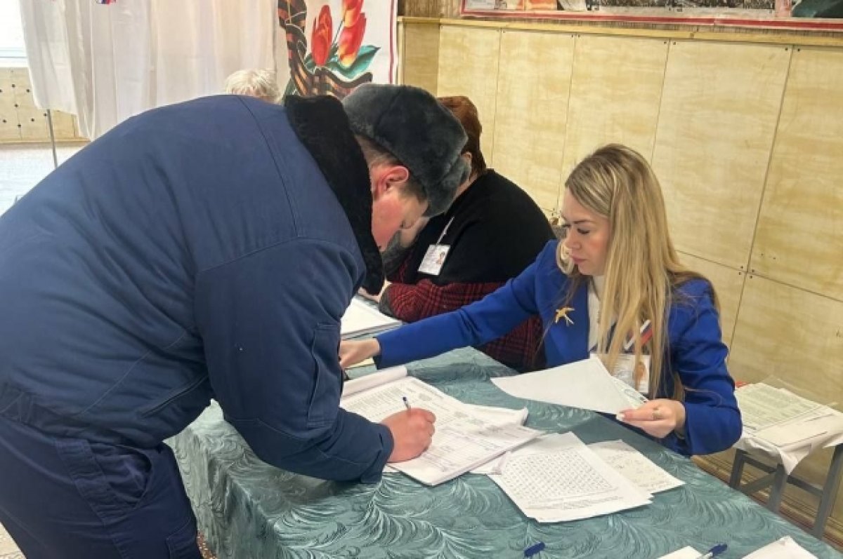 Защищающие Таганрог военнослужащие ПВО проголосовали на одном из участков