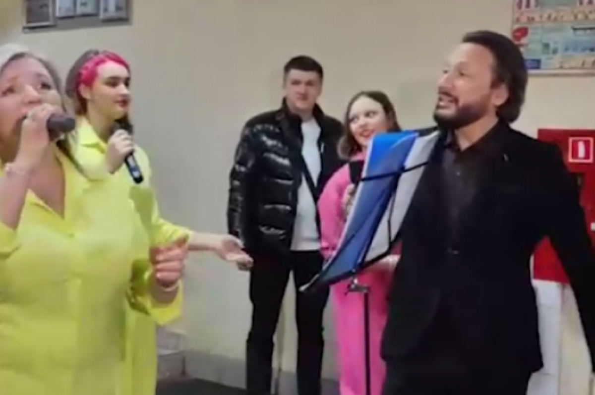 Стас Михайлов спел для избирательниц на участке в Омске