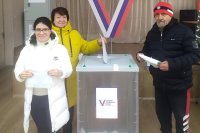 Большая часть жителей донского края решила проголосовать на выборах президента по старинке, на избирательном участке.