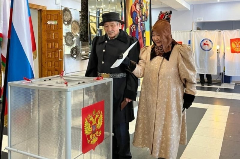 Жители Якутска в красивых национальных костюмах пришли отдать свой голос за будущего президента РФ.
