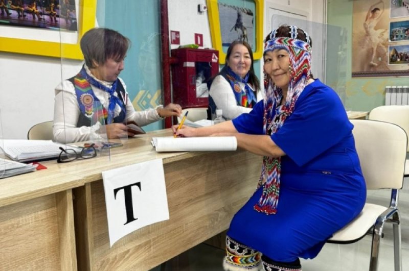 Жители региона приходят на участки в национальных костюмах - якутских, эвенкийских, русских.