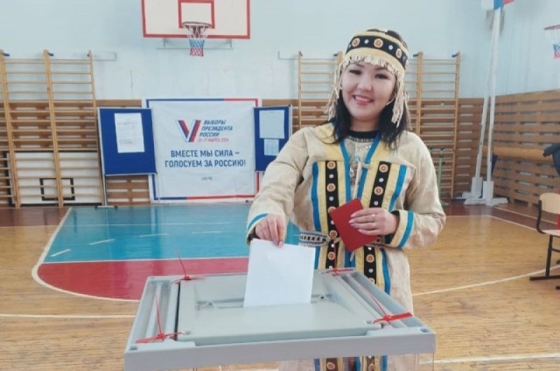 Вот такие красавицы голосуют на избирательных участках в Якутии.