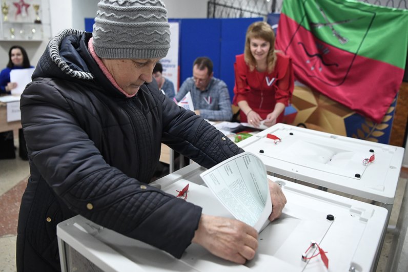  Люди голосуют на выборах президента России на избирательном участке в Константиновке.
