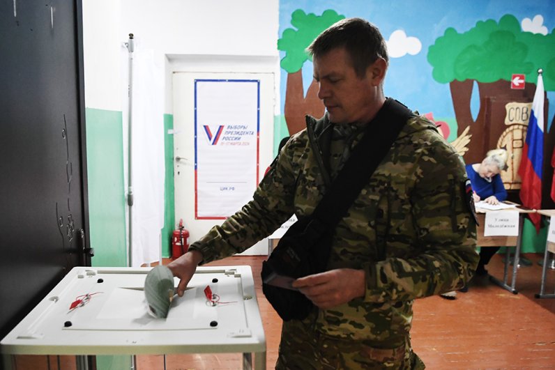  Люди голосуют на выборах президента России на избирательном участке в Константиновке.