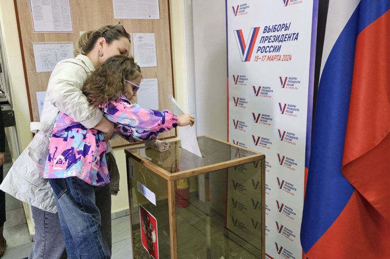 Избирательный участок в посольстве России в Таджикистане.