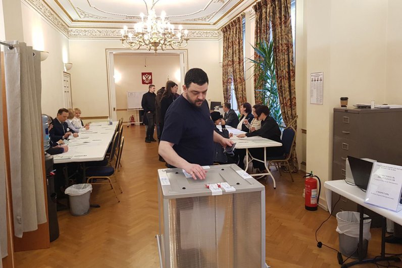 Избирательный участок в посольстве России в Лондоне.