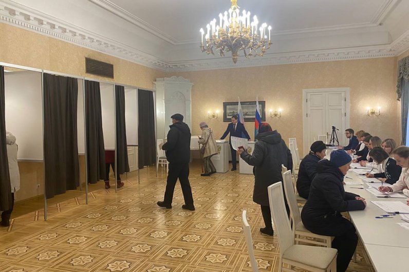 Избирательный участок в посольстве России в Эстония.