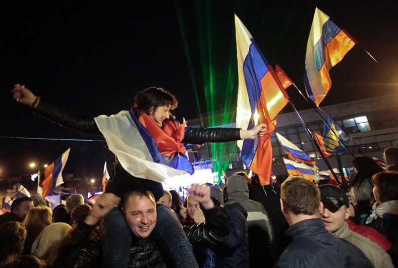 Жители Симферополя на концерте «Крым-Весна», который проходит на площади Ленина в центре города, в ожидании объявления итогов референдума о статусе Крыма. 