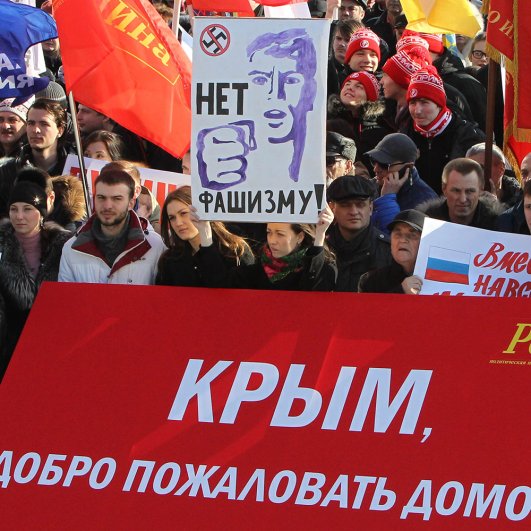 Участники митинга во Владивостоке в поддержку итогов референдума в Крыму.