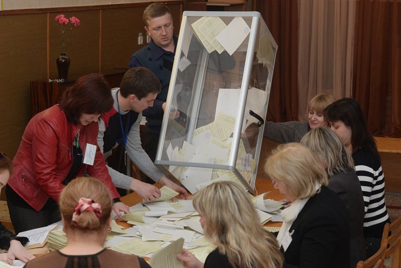 Сотрудники одного из избирательных участков в Симферополе подсчитывают голоса по итогам референдума о статусе Крыма. 