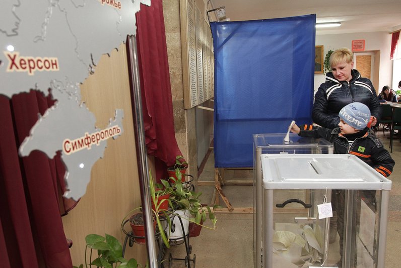  Голосование на референдуме о статусе Крыма на одном из избирательных участков Симферополя.