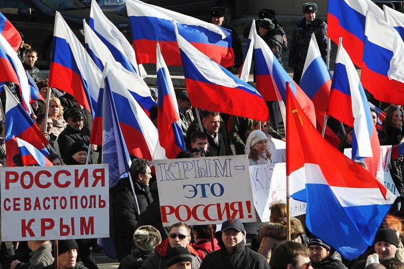 Участники митинга во Владивостоке в поддержку итогов референдума в Крыму и братского украинского народа.