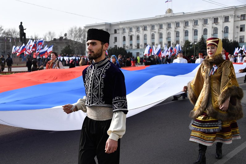  Праздничное шествие, посвященное 5-й годовщине Общекрымского референдума 2014 года и воссоединения Крыма с Россией, на одной из улиц в Симферополе.
