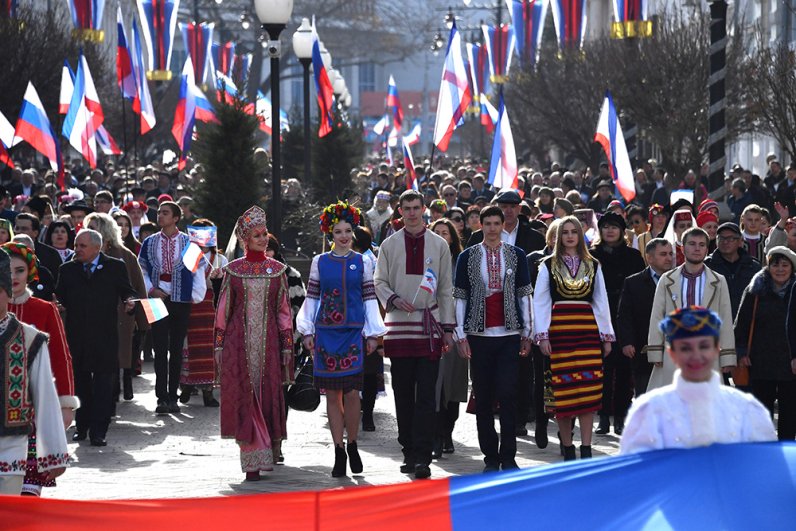 Праздничное шествие, посвященное 5-й годовщине Общекрымского референдума 2014 года и воссоединения Крыма с Россией, на одной из улиц в Симферополе. 