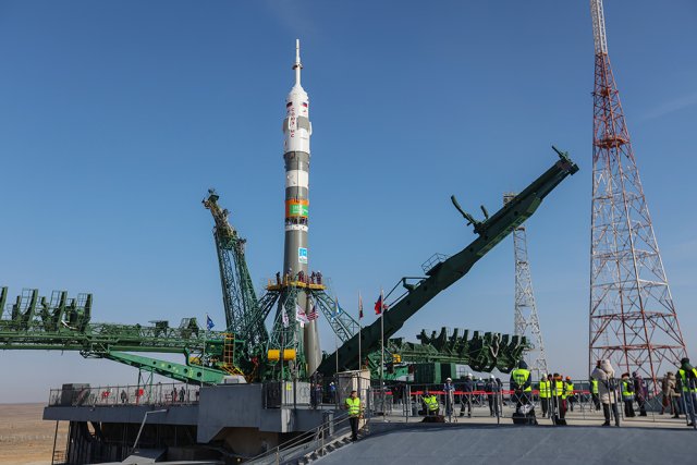Ракета с кораблем «Союз МС-25» на стартовом столе Байконура