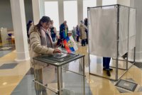 Жена многодетного священника Елена Лаврина голосует на выборах.