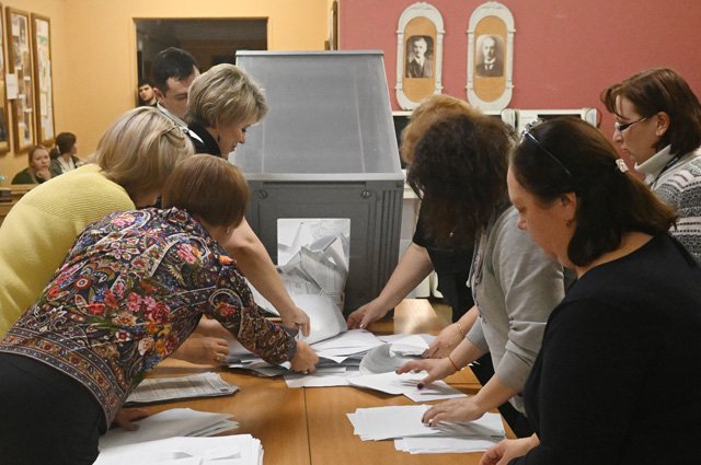 Подсчет голосов на выборах президента РФ на избирательном участке в Москве.