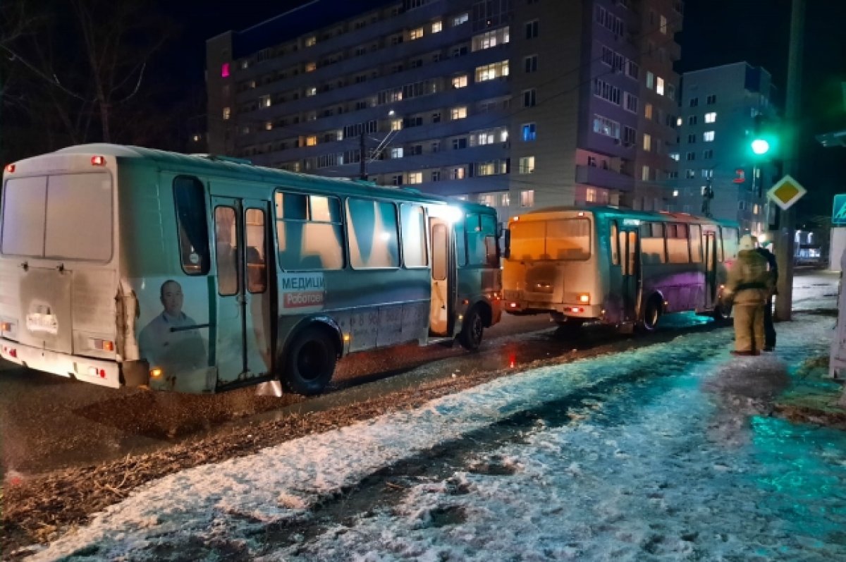 При столкновении двух автобусов №35 в Бийске пострадал один человек
