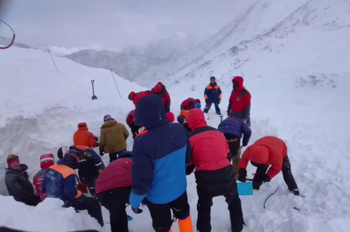 Спасатели эвакуировали туристов, пострадавших при сходе лавины на Камчатке
